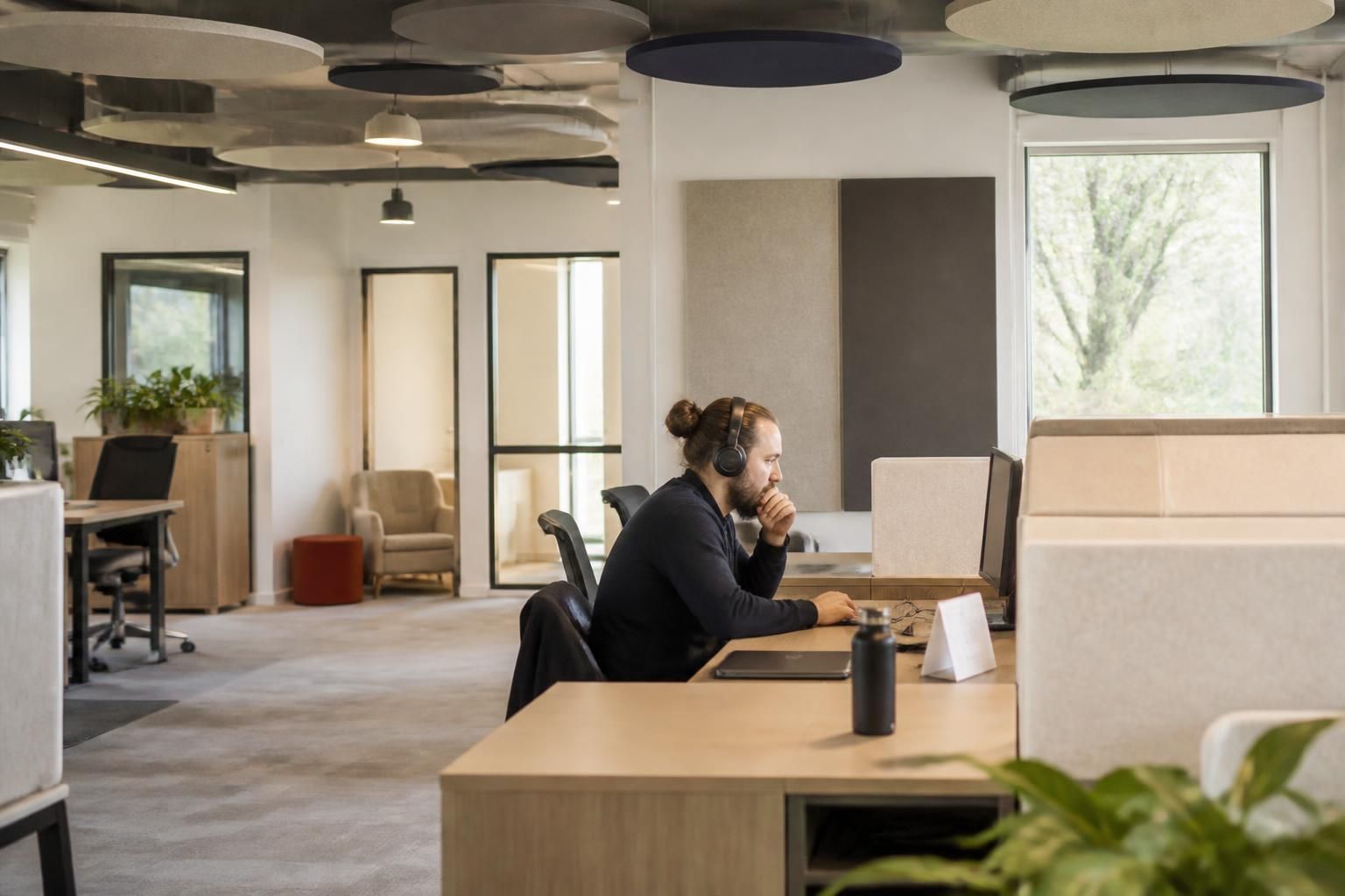 découvrez comment aménager votre environnement sonore au travail pour mieux gérer les acouphènes et améliorer votre confort auditif au quotidien.