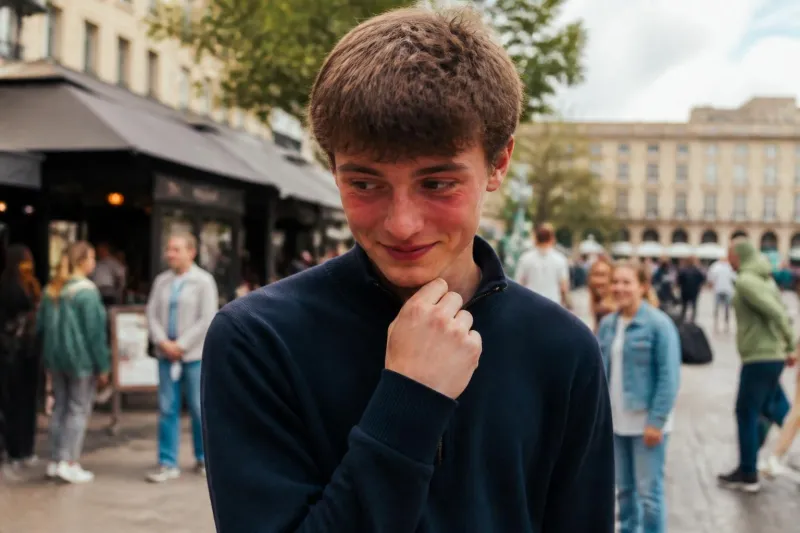 Peur de rougir en public : comprendre et surmonter cette anxiété sociale